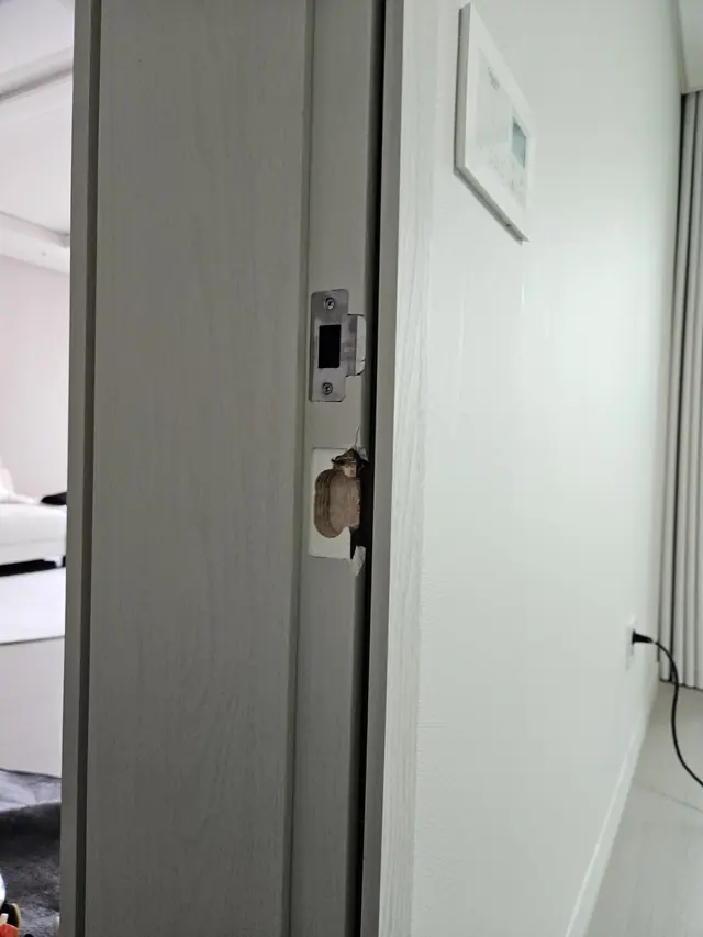 일산 문틀보수 문틀 갈라짐 시공 전