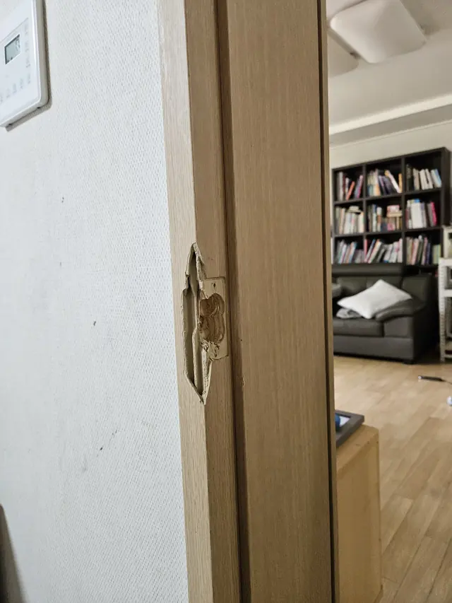 수원 문틀보수 문틀 벌어짐 시공 전