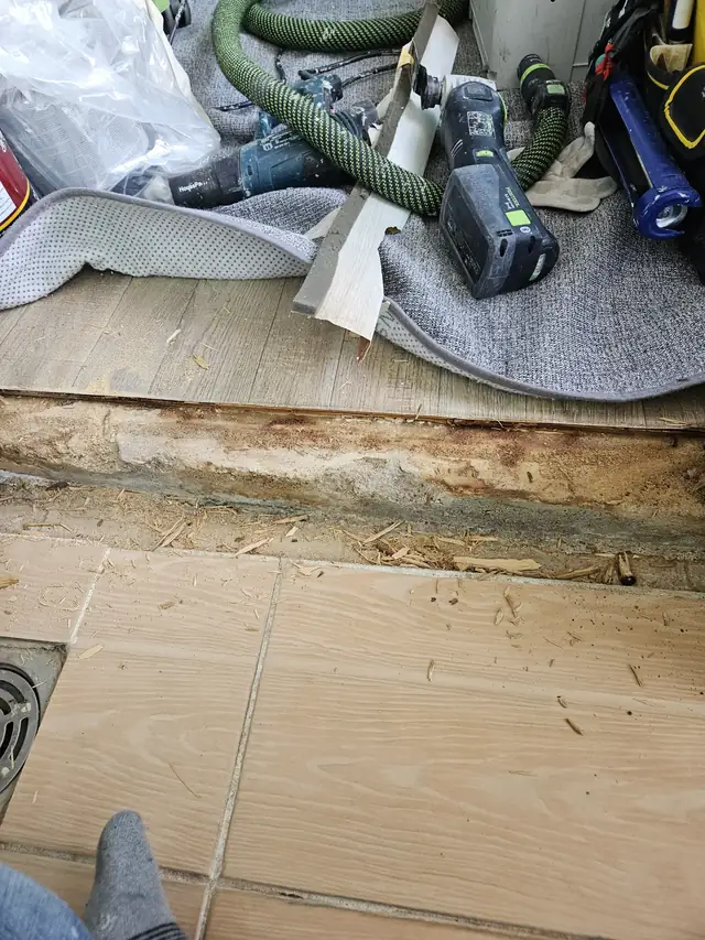 김포 문틀보수 욕실 문지방 파손 시공 전